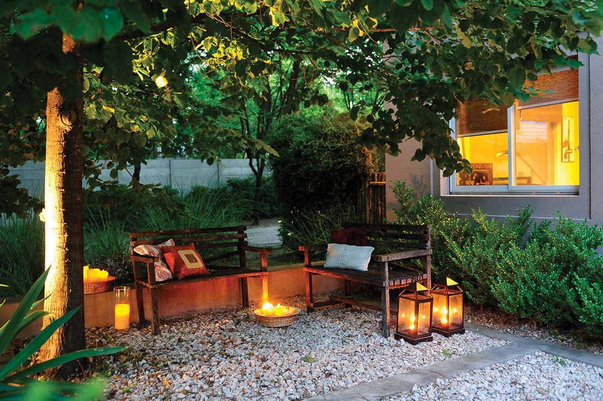 La noche c&aacute;lida se alarga en una charla sin tiempo. En este rinc&oacute;n del jard&iacute;n, la magia nos envuelve (Junor Arquitectos)